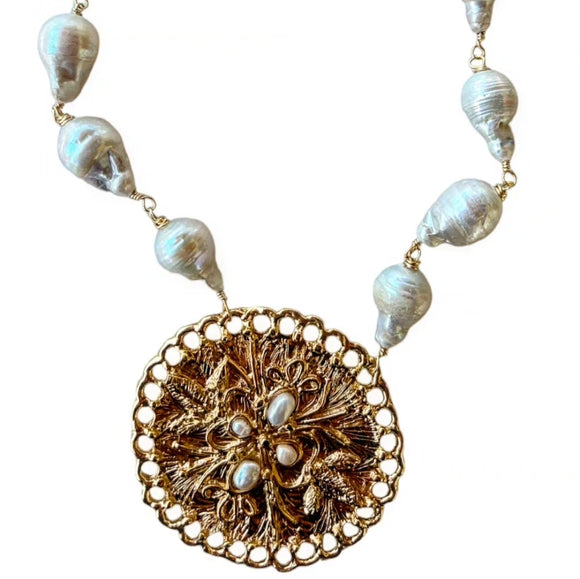 Circle pendant with pearls necklace