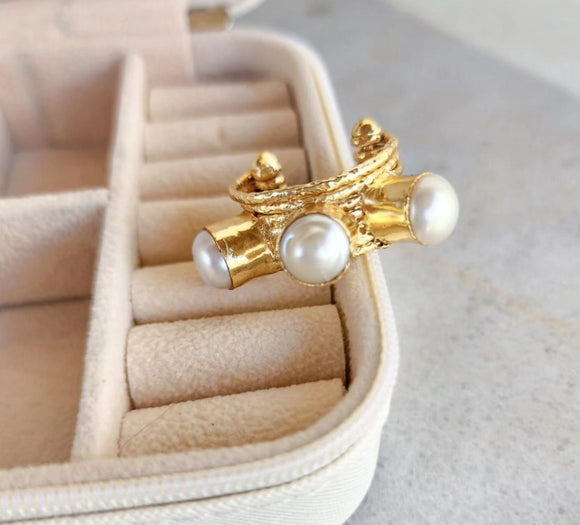 Ring with 3 pearls