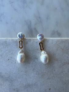 Gold earring with 2 pearls