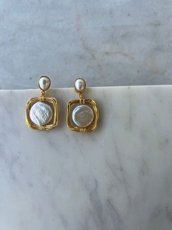 Gold pearl gold square earrings
