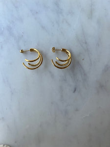Gold hoop with 3 gold strands