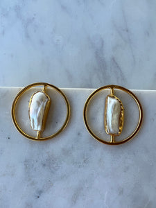 Gold earring with pearl in middle